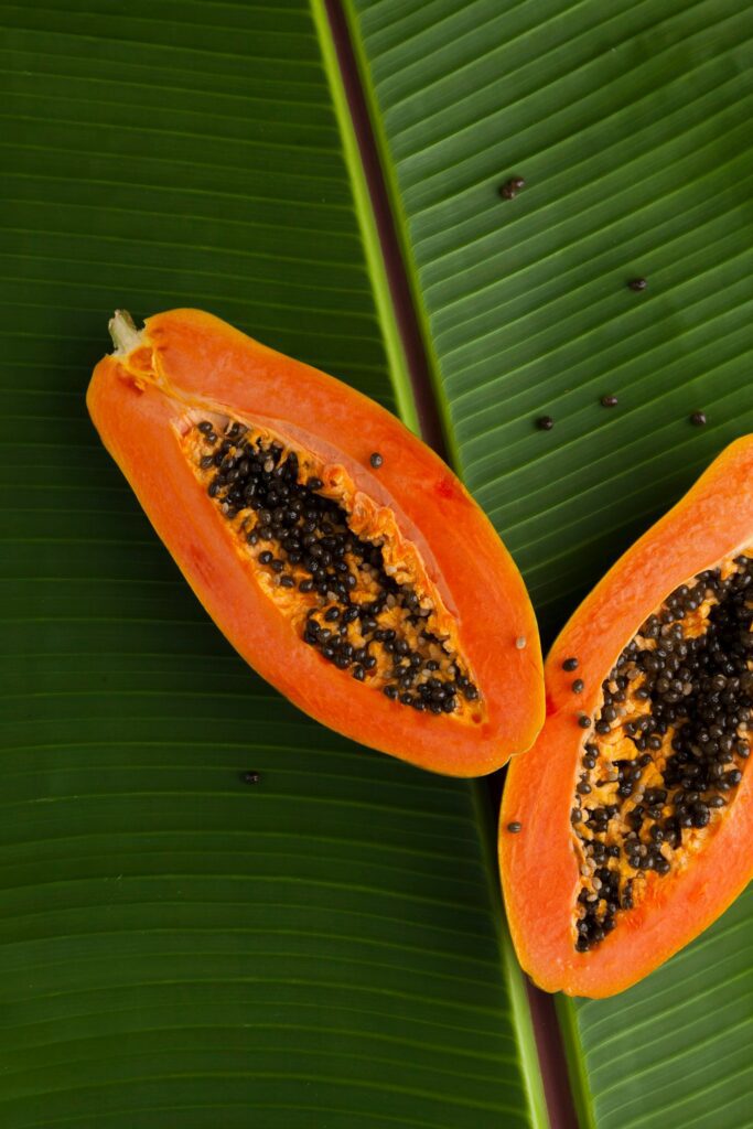 sliced papaya on leaf